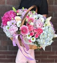 Композиция солнечный день в Крыловской Цветочная композиция из Розы, Хризантемы, Пионы и Лизиантусы в корзине в Крыловской
