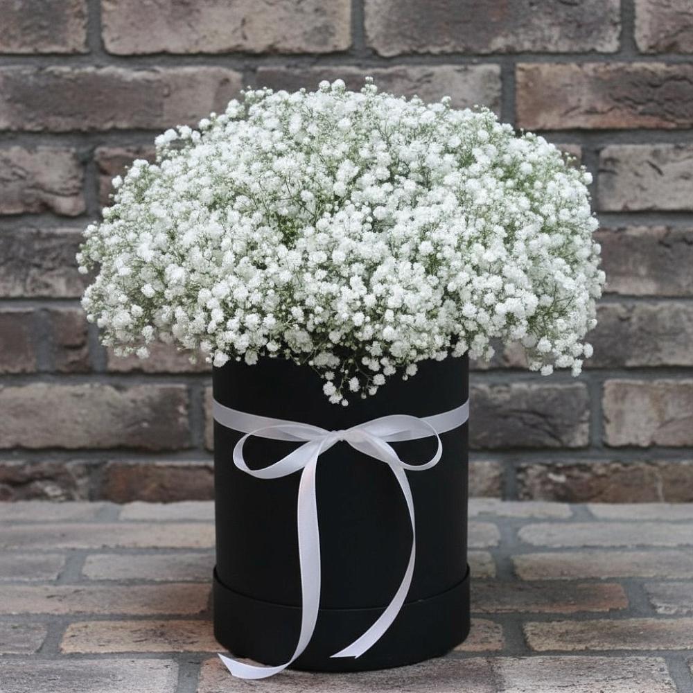 Цветочная композиция из Гипсофила в шляпной коробке в Крыловской