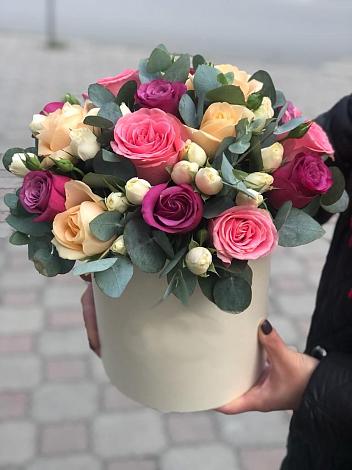 Цветочная композиция из Розы в шляпной коробке в Крыловской